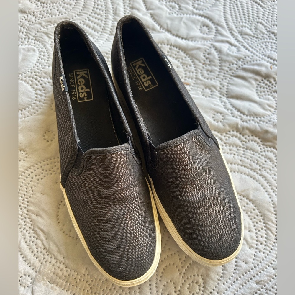 Keds Triple Decker Slip On Platform Sneaker in Black w/Iridescent Look. Size 8.5